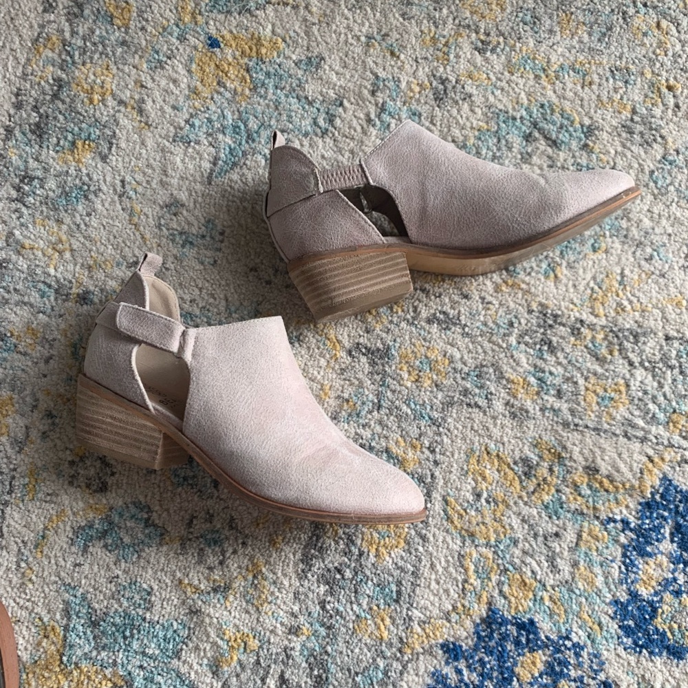 Cute nude/light tan booties. Barely worn